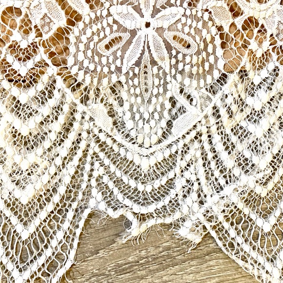 Express Lace Overlay Top - Picture 4 of 6